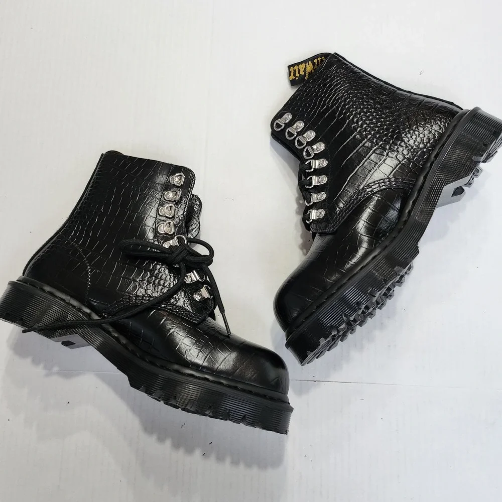 Unisex Size M6/W7 Dr. Martens Boots 1460 Pascal Steel Toe Embossed Leather Black